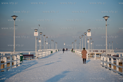 Gdansk. Mrozne popoludnie na plazy w Brzeznie. Niskie...