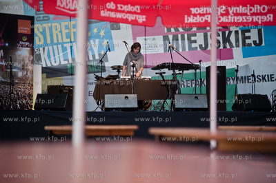 Gdansk. Plac przed Galeria Przymorze. Swiecaca pustkami...