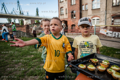Gdansk. Podworko ulic Robotniczej i Jana z Kolna. Sasiedzi...