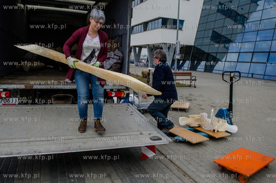Gdansk. Uniwersytet Gdanski. Rozladunek szkieletu pletwala...