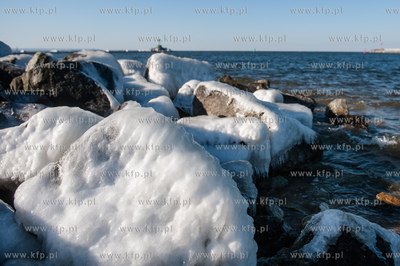 Gdańsk. Słoneczna, jednak mroźna pogoda na plaży...
