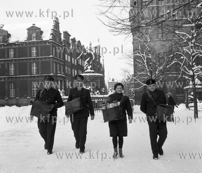 Gdanscy listonosze zima na Dlugim Targu. 1967 0004335z...