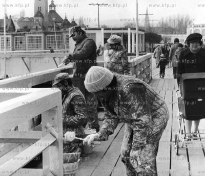 Malowanie mola w Sopocie przed kolejnym sezonem. 04.1980...