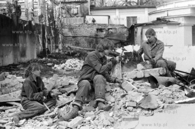 Młodziez gdyńskiego Liceum Plastycznego w czynie...