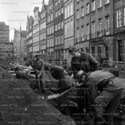 Żołnierze pomagają przy remoncie nawiechrzni ulicy...