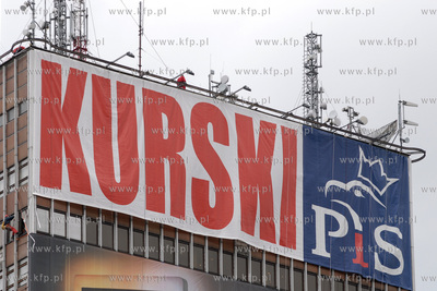 Rozwieszanie reklamy wyborczej posja Jacka Kurskiego...