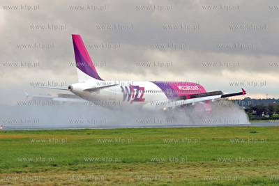 Gdansk , Rebiechowo Nz.Airbus A320-232 linii WizzAir.
09.09.2007
fot....