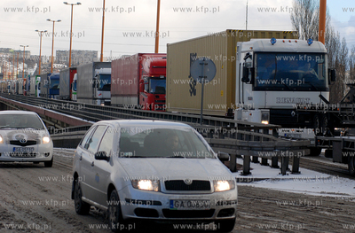 Gdynia. Nieoczekiwane opady sniegu, utrudnily zycie...