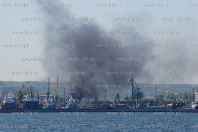 Gdynia. Pozar zbiornika z mazutem na jednym ze staktow...