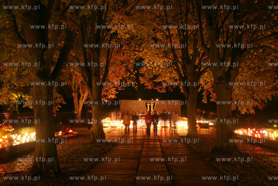 Swieto Wszystkich Swietych na cmetarzu w Kolobrzegu.
01.11.2008
Fot....