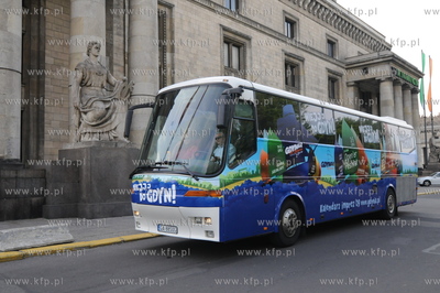 Gdynia reklamuje sie w Warszawie. Nz. kolorowy autobus...