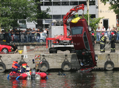 Szczecin. Od wczesnych godzin rannych sluzby ratownicze...