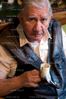 Brodnica Gorna. Pan Rudolf Krecki tworzy rozne przedmioty...