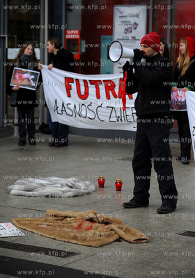 Gdansk. Wejscie do CH Galeria Baltycka. Manifestacja...