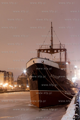 Zimowo - nocny Gdansk. Nz. zabytkowy statek muzeum,...