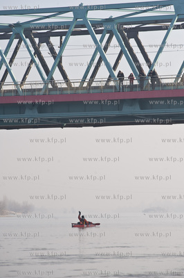 Podroznik Marek Kaminski podczas kajakowego splywu...