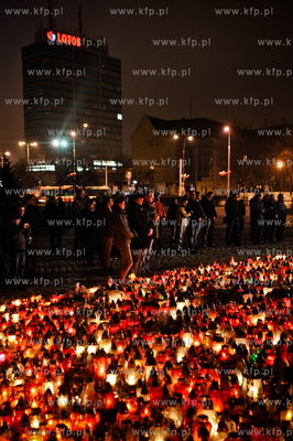 Apel Jasnogorki na Placu Solidarnosci w intencji ofiar...