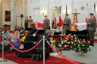 Warszawa. Trwa zaloba narodowa po katastrofie prezydenckiego...