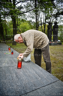 Cmentarz zolnierzy Armii Radzieckiej w Gdansku po uroczystosciach...