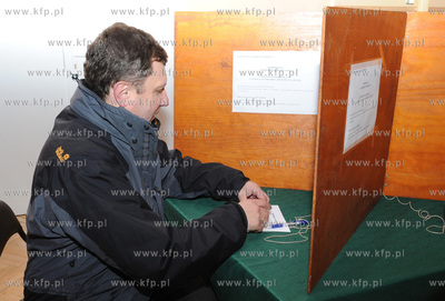 Sopot. Wybory prezydenta Sopotu II tura. Nz. Glosuje...