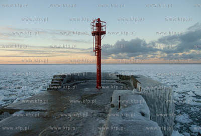 Ustka. Kra lodowa zablokowala kanal portowy w Ustce....