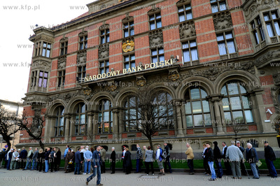 Kolejka po papieskie zlotowki przed siedziba Narodowego...