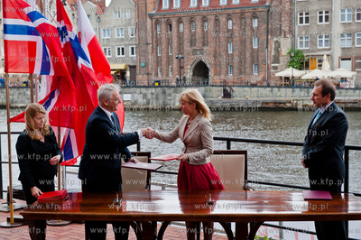 Gdansk, taras Polskiej Filharmonii Baltyckiej. Podpisanie...