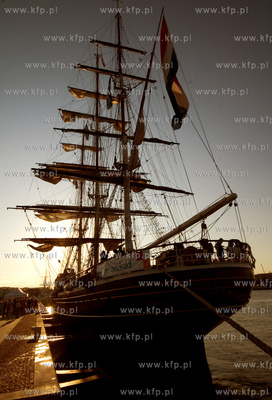 Replika XIX w. holenderskiego klipra Stad Amsterdam...