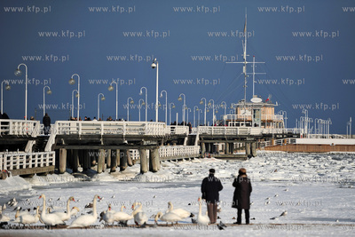Sopot. Zimowa sceneria na plazy i sopockim molo. 16.02.2012...
