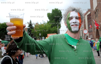 Gdansk. Targ Weglowy. Kibice z Hiszpanii i Irlandii...