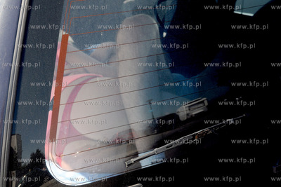 W samo poludnie w bagazniku Nissana zaparkowanego na...