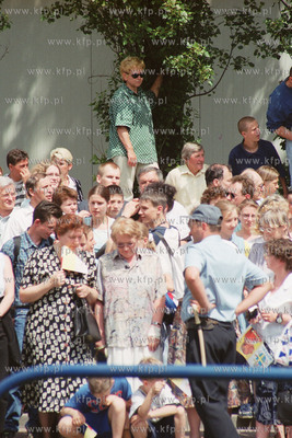 Papiez Jan Pawel II w Trojmiescie Na zdjeciu Oczekujacy...