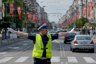 Gdynia, ul. Swietojanska. Policjanci promuja ogolnopolskie...