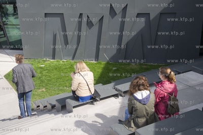 Tlumy przed Muzeum II Wojny Swiatowej w Gdansku. 
08.04.2017...