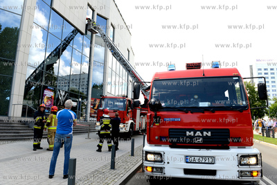 Gdynia. Straż pożarna usuwa pękniętą szybę w...