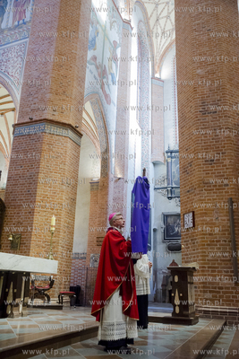 Z powodu pandemii koronawirusa wierni nie mogą uczestniczyć...