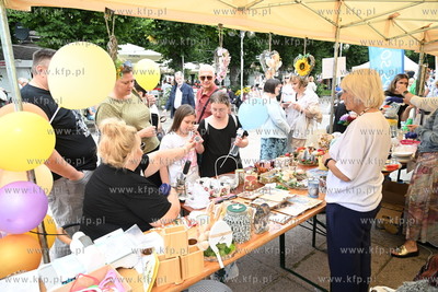 Symboliczne przejście przez Drzwi do Tolerancji. Marsz...