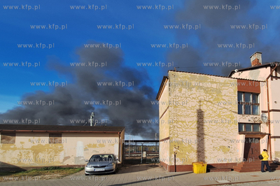 Pożar hali z makulaturą w Gdyni przy ul. Północnej....