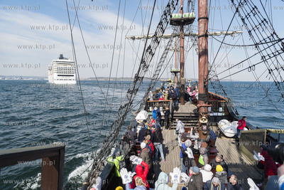 Gdynia. Rejs powitalny pierwszego w tym sezonie statku...