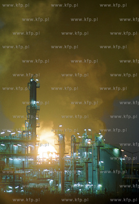 W Rafinerii Gdanskiej zapalil sie jeden ze zbiornikow...