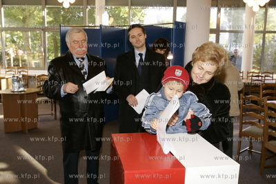 Gdansk. Dzien wyborow parlamentarnych. Lech Walesa...