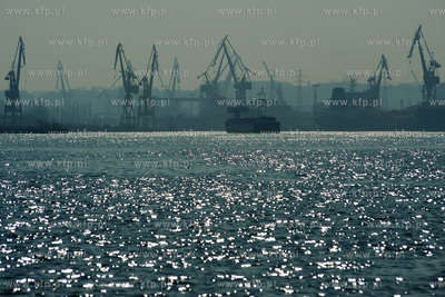 Kanal Portu Gdanskiego. Widoczne dzwidi Stoczni Gdanskiej...