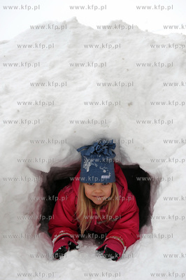 Zima znowu atakuje. Dzieciaki kopia tunele w sniegu.28.01.2010fot....