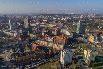Gdansk srodmiescie, w centrum kadru zabytkowy budynek...