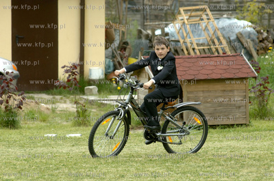 Konrad z Sulmina jezdzi na rowerze, ktory dostal z...