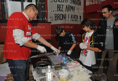 Gazeta Rock Cafe na ulicy Tkackiej w Gdansku. Jeden...