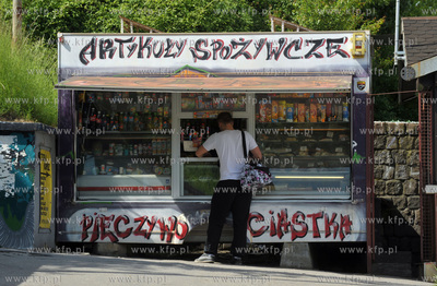 Gdansk Przymorze. KIosk z artykulami spozywczymi przy...
