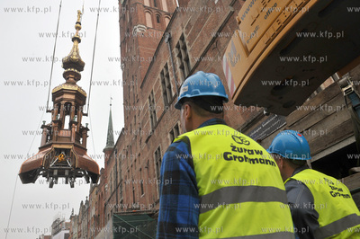 Montaz odrestaurowanego helmu Ratusza Glownego Miasta...