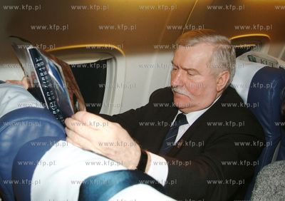 Lech Walesa w samolocie PLL LOT wraca z Frankfurtu...