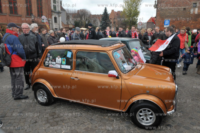Gdanska Parada Niepodleglosci. Samochody na Targu Weglowym....